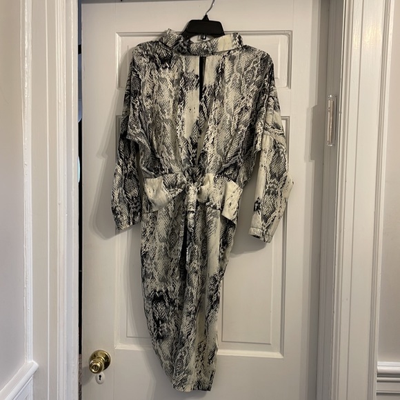 Snake skin pattern knee length dress. Long sleeve - Picture 1 of 4